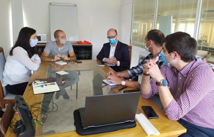 Mesa de reuni&atilde;o com 5 intervenientes - sess&atilde;o A2B