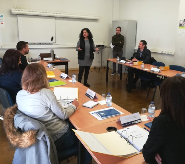 Sala de formação, com formandos e formadora