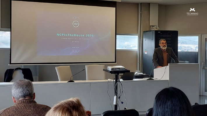 Professor Paulo Ramísio abre a sessão.