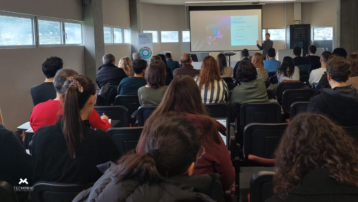 Orador perante plateia.