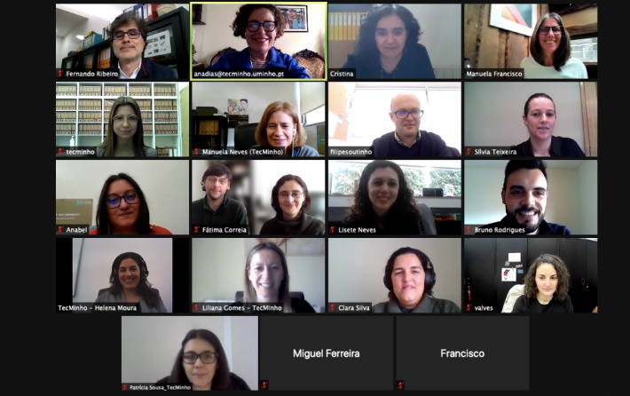Ecrã de sessão zoom com as faces de 18 participantes na sessão, com dois participantes adicionais sem imagem.