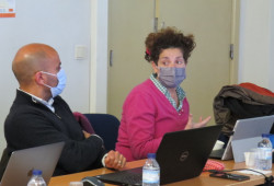 Duas pessoas a debater na reunião.