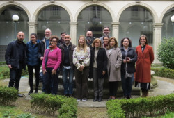Foto de grupo com os 14 representantes da parceria do projeto, no claustro.